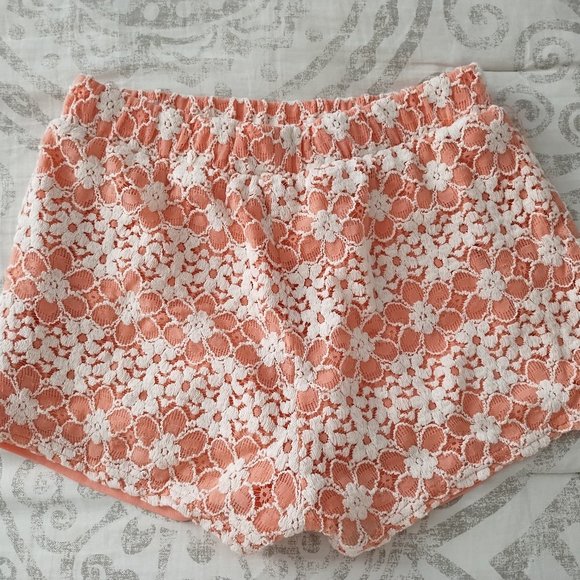 E&M Lace Peach shorts - Picture 2 of 2